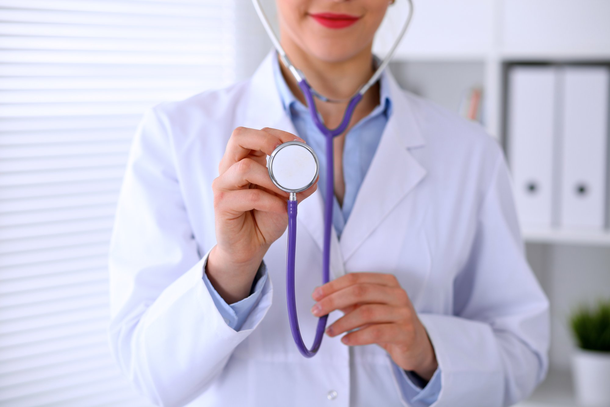 doctor-con-un-estetoscopio-en-las-manos