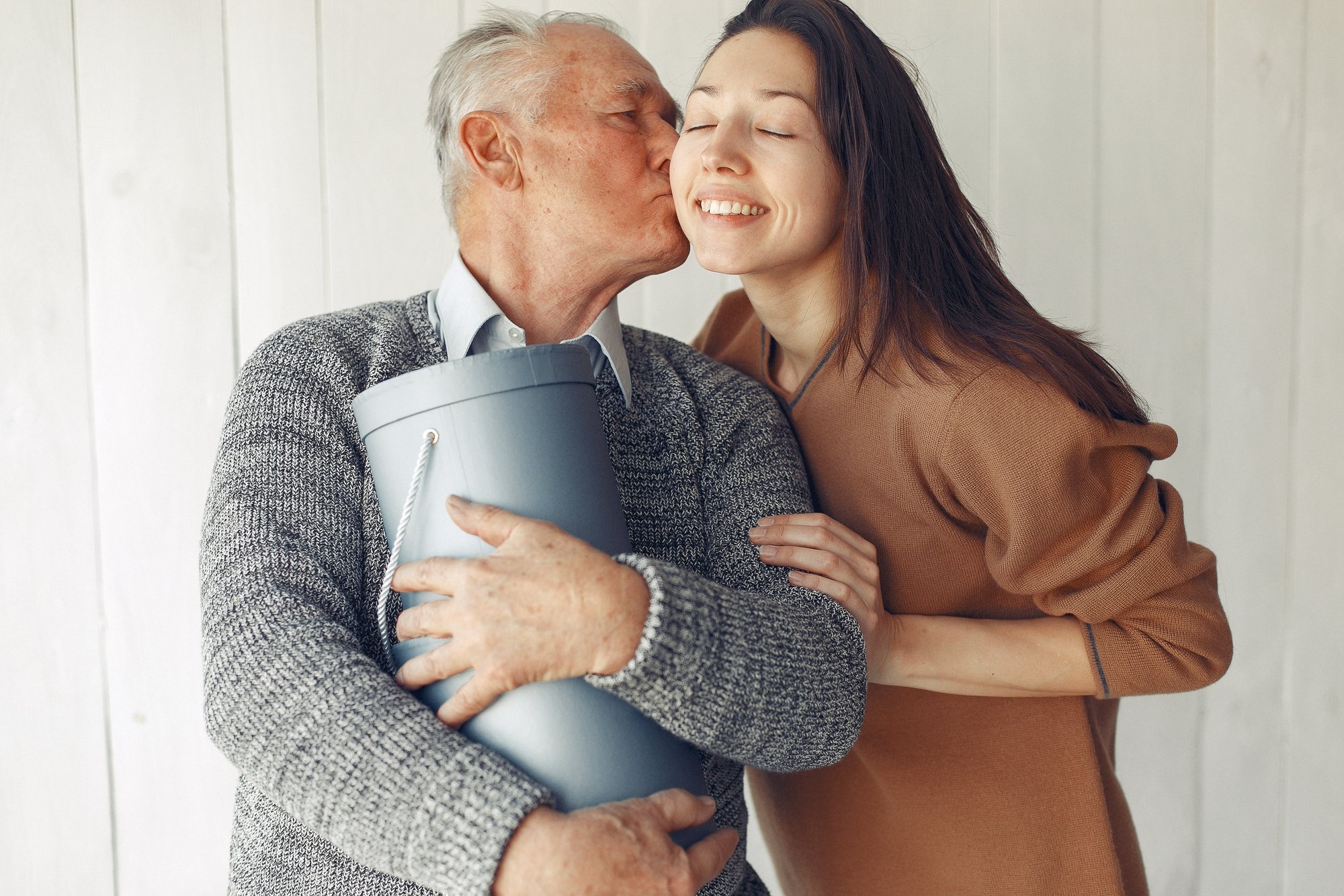 elegante-anciano-parado-en-casa-con-su-nieta