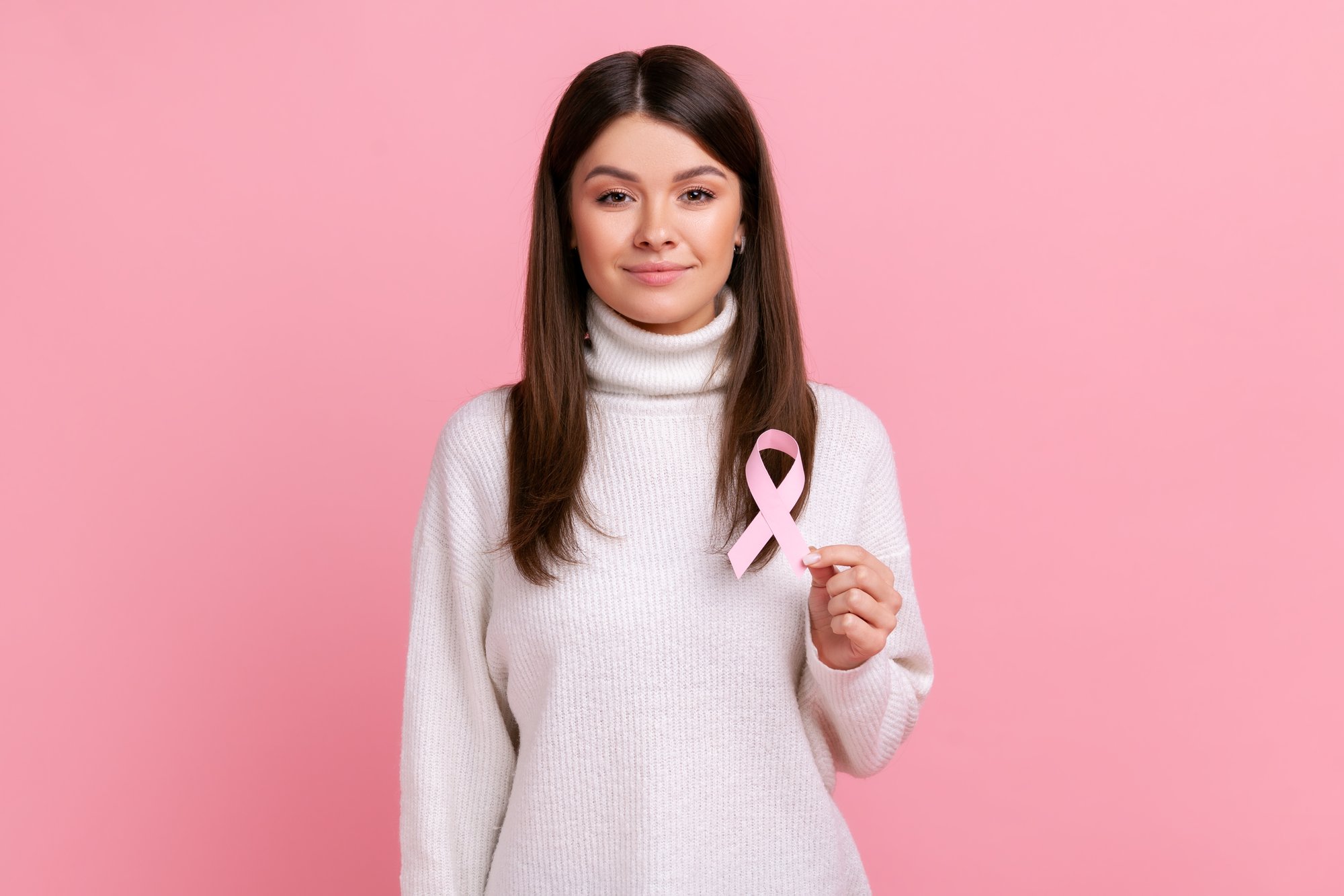 hermosa-joven-sosteniendo-el-simbolo-de-la-cinta-rosa-del-apoyo-al-cancer-de-mama-de-los-pacientes-de-oncologia