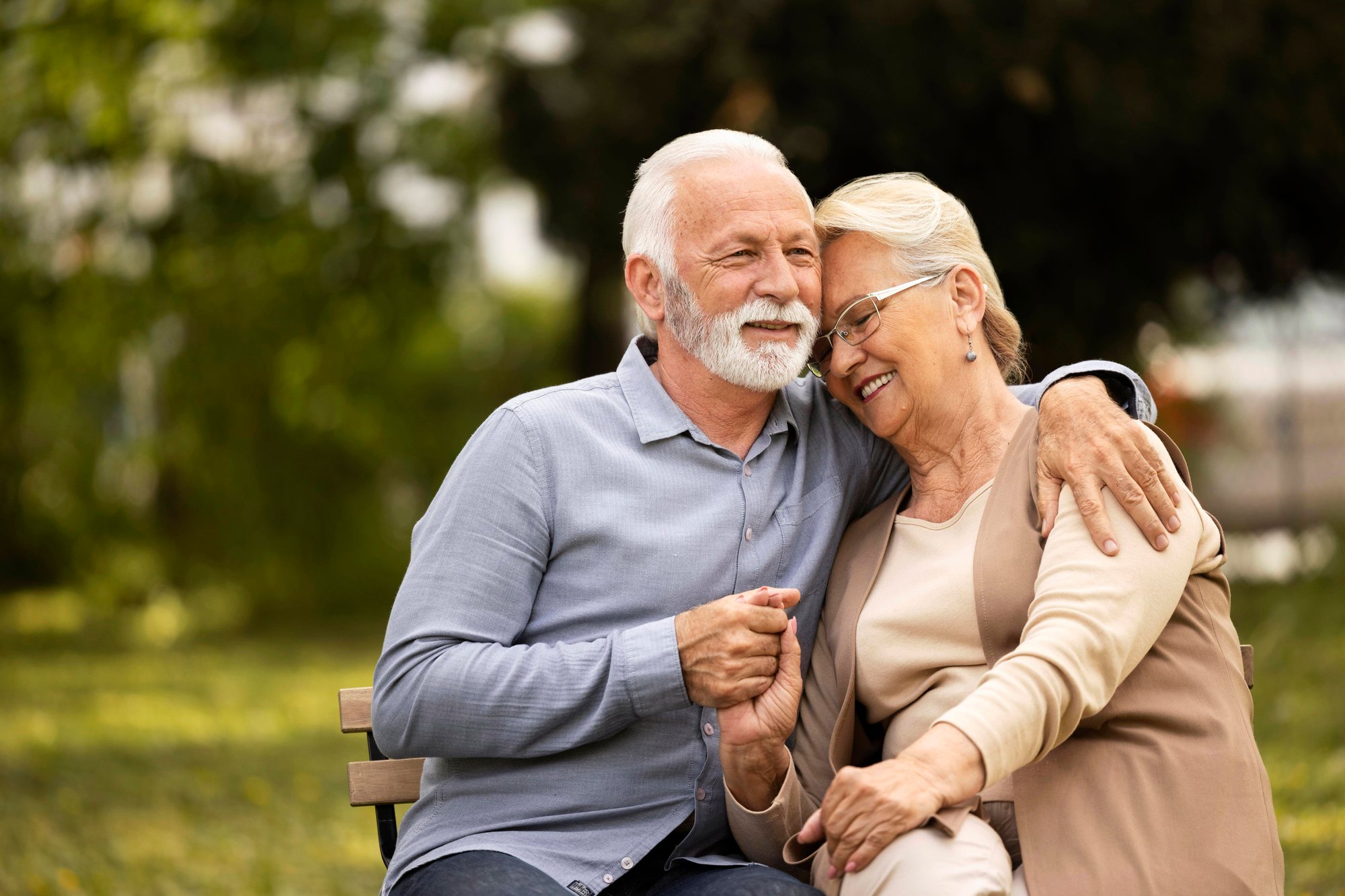 medium-shot-smiley-senior-couple-sitting